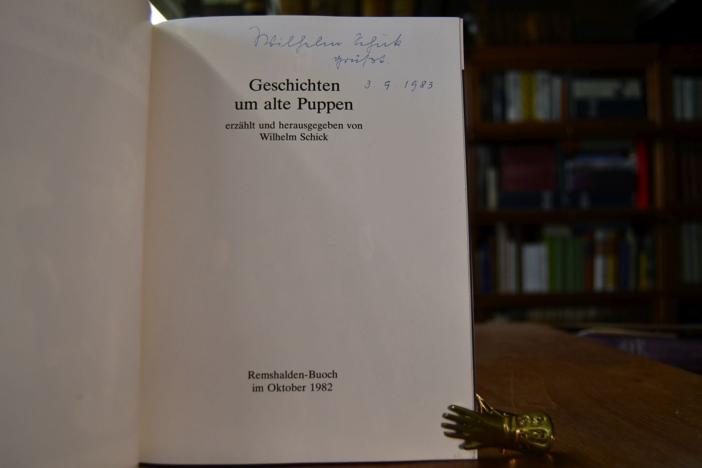 Geschichten um alte Puppen.