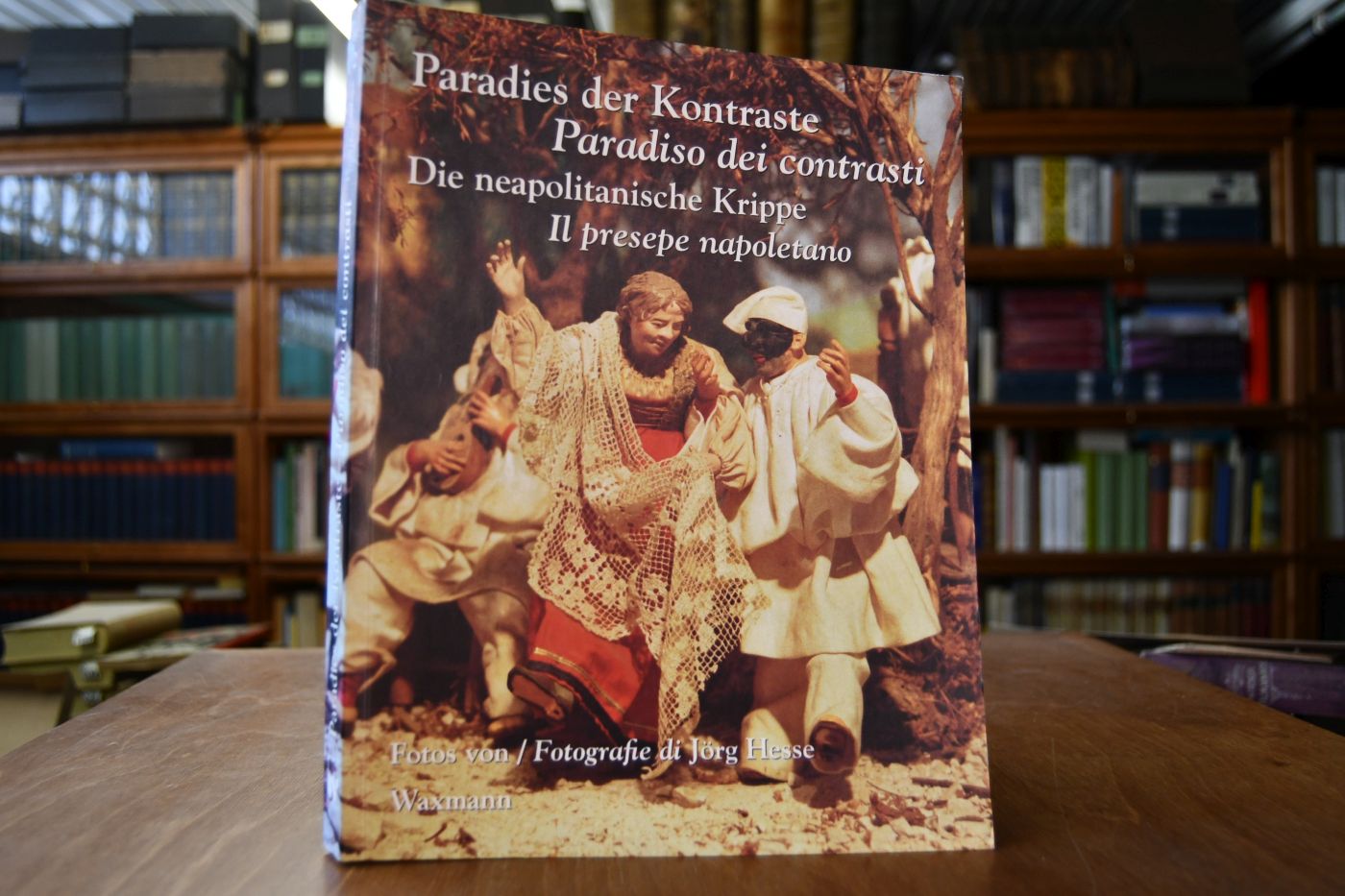 Paradies der Kontraste. Die neapolitanische Krippe [Begleitband zur gleichnamigen Ausstellung im Museum Europäischer Kulturen, Staatliche Museen zu Berlin (28. November 2003 - 1. Februar 2004)] = Paradiso dei contrasti.