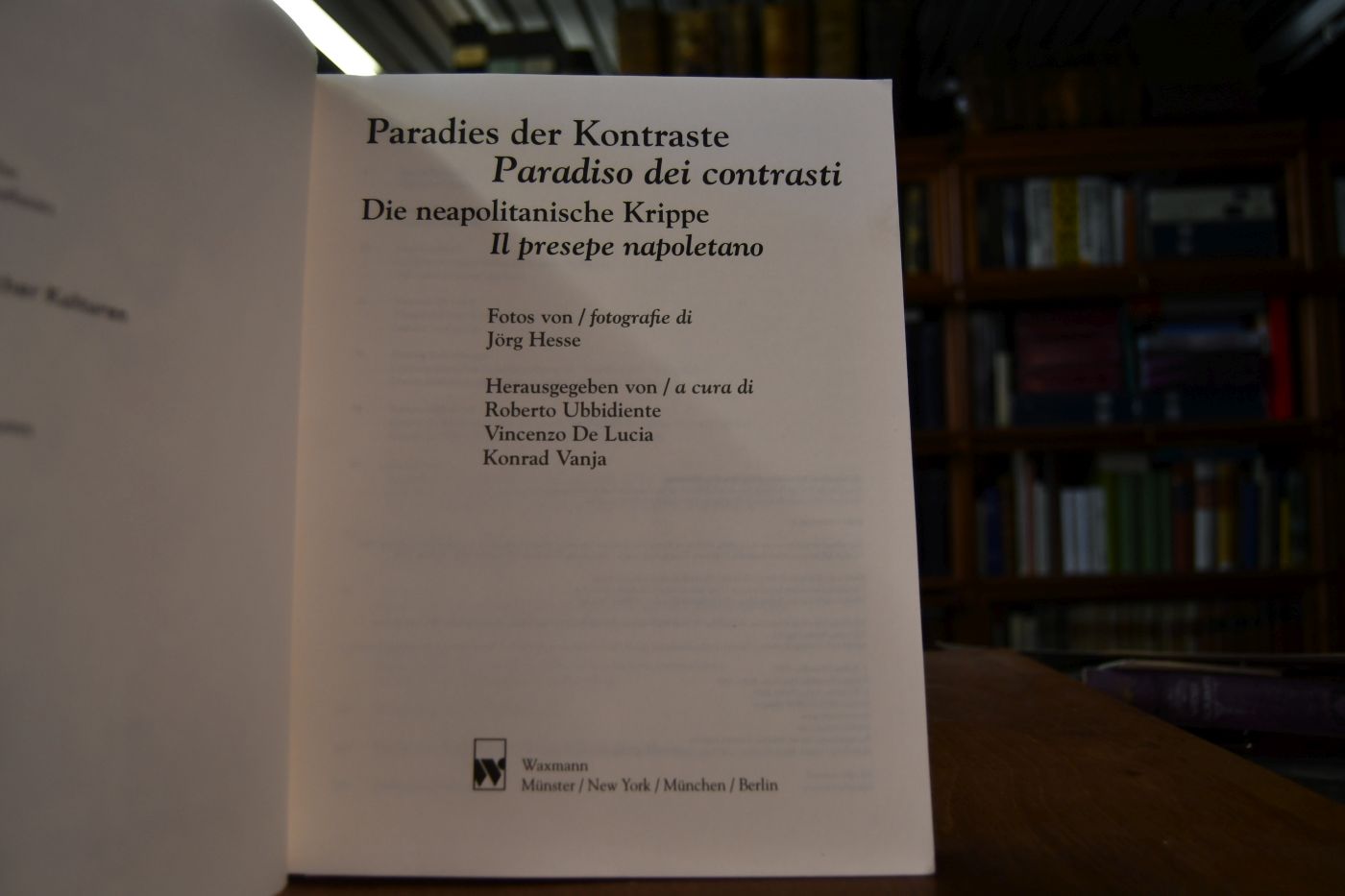 Paradies der Kontraste. Die neapolitanische Krippe [Begleitband zur gleichnamigen Ausstellung im Museum Europäischer Kulturen, Staatliche Museen zu Berlin (28. November 2003 - 1. Februar 2004)] = Paradiso dei contrasti.