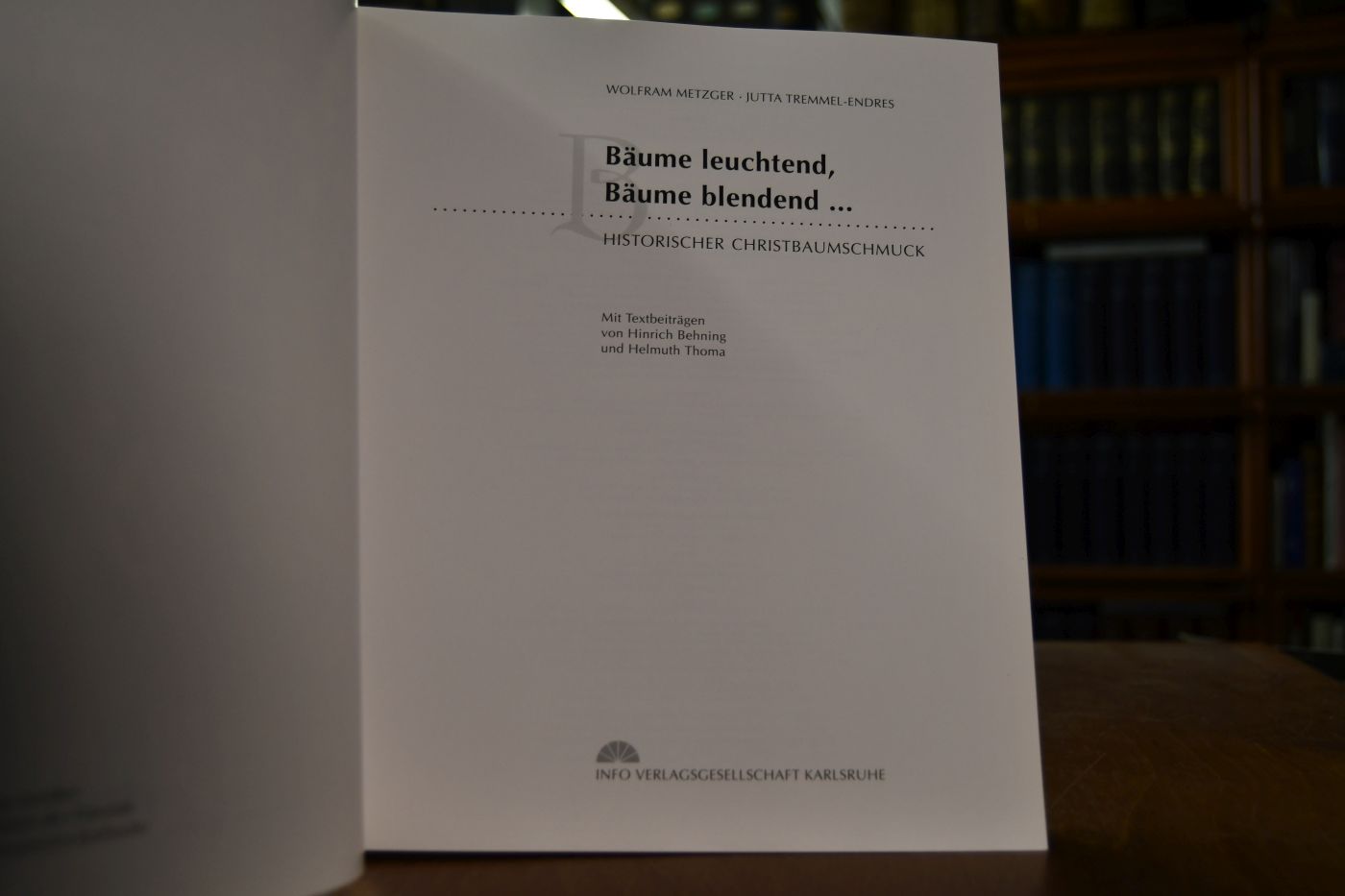 Bäume leuchtend, Bäume blendend. Historischer Christbaumschmuck [Katalog zur Ausstellung des Badischen Landesmuseums im Schloss Karlsruhe vom 9. November 1996 bis 23. Februar 1997].