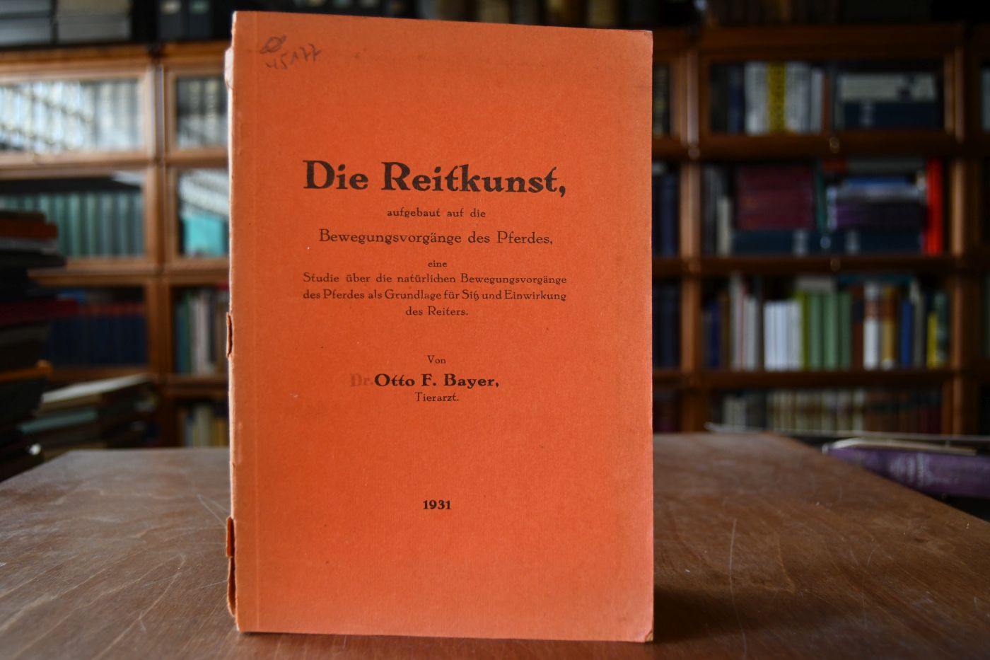 Die Reitkunst, aufgebaut auf die Bewegungsvorgänge des Pferdes, eine Studie über die natürlichen Bewegungsvorgänge des Pferdes als Grundlage für Sitz und Einwirkung des Reiters.