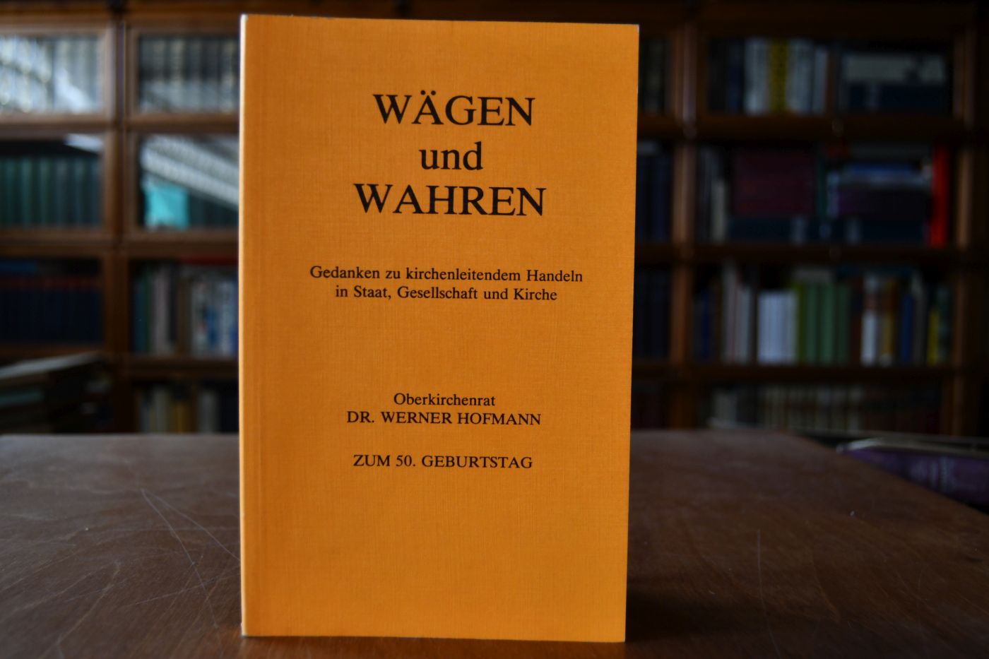 Wägen und wahren. Gedanken zu kirchenleitendem Handeln in Staat, Gesellschaft u. Kirche. Oberkirchenrat Dr. Werner Hofmann zum 50. Geburtstag.