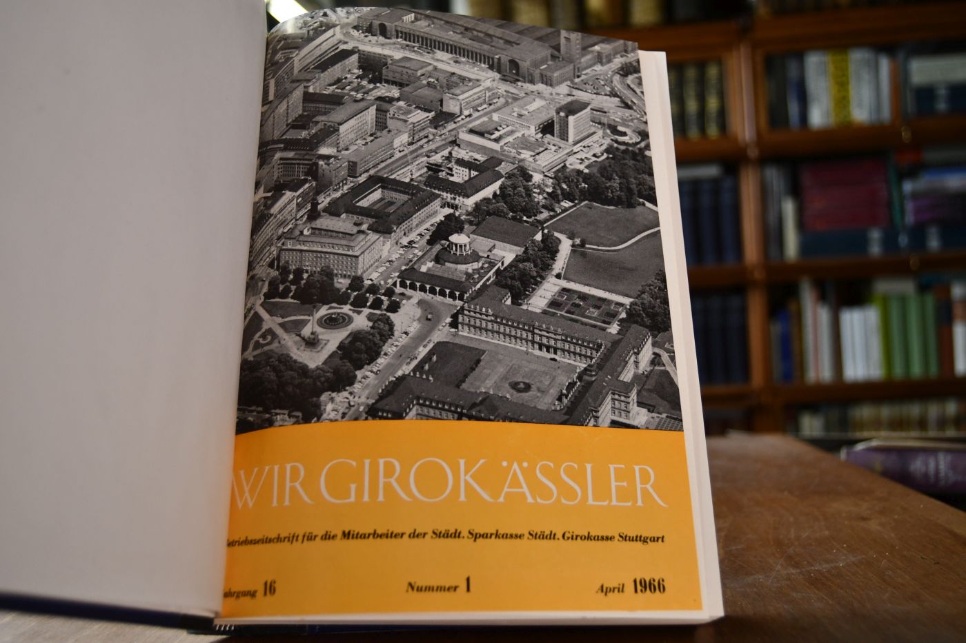Wir Girokässler. Betriebszeitschrift für die Mitarbeiter der Städt. Sparkasse Städt. Girokasse Stuttgart. Jahrgang 16 1966, Jahrgang 15 1965 Hefte 4+5, Jahrgang 17 1967, Jahrgang 18 nur Sondernummer Februar, Jahrgang 19 1969, Jahrgang 20 1970, Jahrgang 21 1971, Jahrgang 22 1972, Jahrgang 23 1973 Heft 1+2 in einem Band.