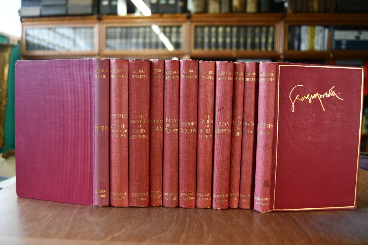 Sammlung von 11 Bänden mit Arbeiten von George Meredith. Enthalten 1. Vittoria 2. Short Stories 3. The Adventure of Harry Richmond; 4. Rhoda Fleming; 5. Diana of the Crossways; 6. Sandra Belloni, Originally Emilia in England; 7. The Ordeal of Richard Feverel, A History of a Father and Son; 8. Evan Harrington, A Novel; 9. An Essay on Comedy and the Uses of the comic Spirit; 10. Poems Vol. I; 11. Poems Vol. II.