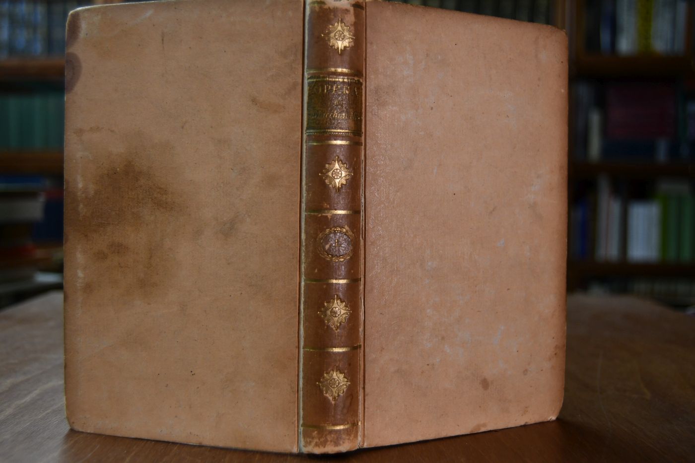 La sublime scuola Italiana ovvero le piu eccelenti opera di Petrarca, Ariosto, Dante, T. Tasso, Pulci, Tassoni, Sannazzaro, Chiabrera, Burchiello.... / ed. di Giuseppe de Valenti. - Prosatori Vol.I Celebri e interessanti Opere in Prosa di Niccolo Macchiavelli cioe i tre libri de Discorsi sopra la prima deca di Tito Livio. Il Principe. La Vita di Castruccio castracani. Il modo che tenne il duca Valentino per ammazzare vitellozzo vitelli, oliveretto da fermo, il Sig. Pagolo, ed il Duca di Gravina. Gli otto libri delle storie fiorentine.