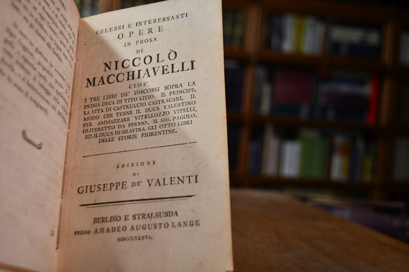 La sublime scuola Italiana ovvero le piu eccelenti opera di Petrarca, Ariosto, Dante, T. Tasso, Pulci, Tassoni, Sannazzaro, Chiabrera, Burchiello.... / ed. di Giuseppe de Valenti. - Prosatori Vol.I Celebri e interessanti Opere in Prosa di Niccolo Macchiavelli cioe i tre libri de Discorsi sopra la prima deca di Tito Livio. Il Principe. La Vita di Castruccio castracani. Il modo che tenne il duca Valentino per ammazzare vitellozzo vitelli, oliveretto da fermo, il Sig. Pagolo, ed il Duca di Gravina. Gli otto libri delle storie fiorentine.