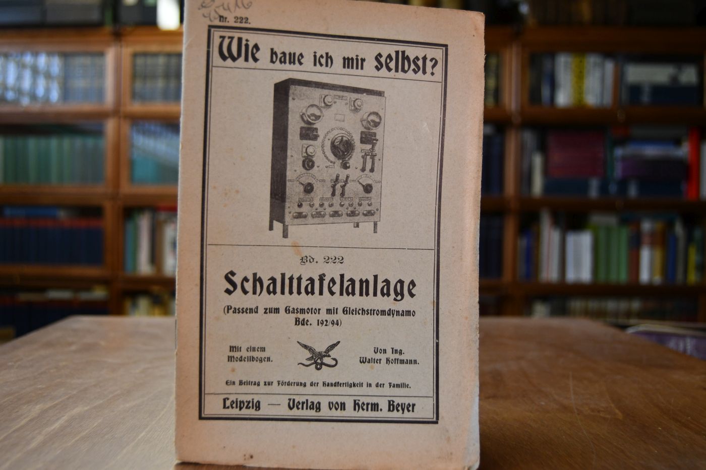 Schalttafelanlage (passend zum Gasmotor mit Gleichstromdynamo Bde. 192/94) Ein Beitrag zur Förderung der Handfertigkeit in der Familie.