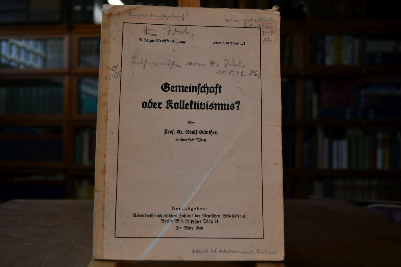 Gemeinschaft oder Kollektivismus? Mit dem Aufdruck "Nicht zur Veröffentlichung!" und "Streng vertraulich".