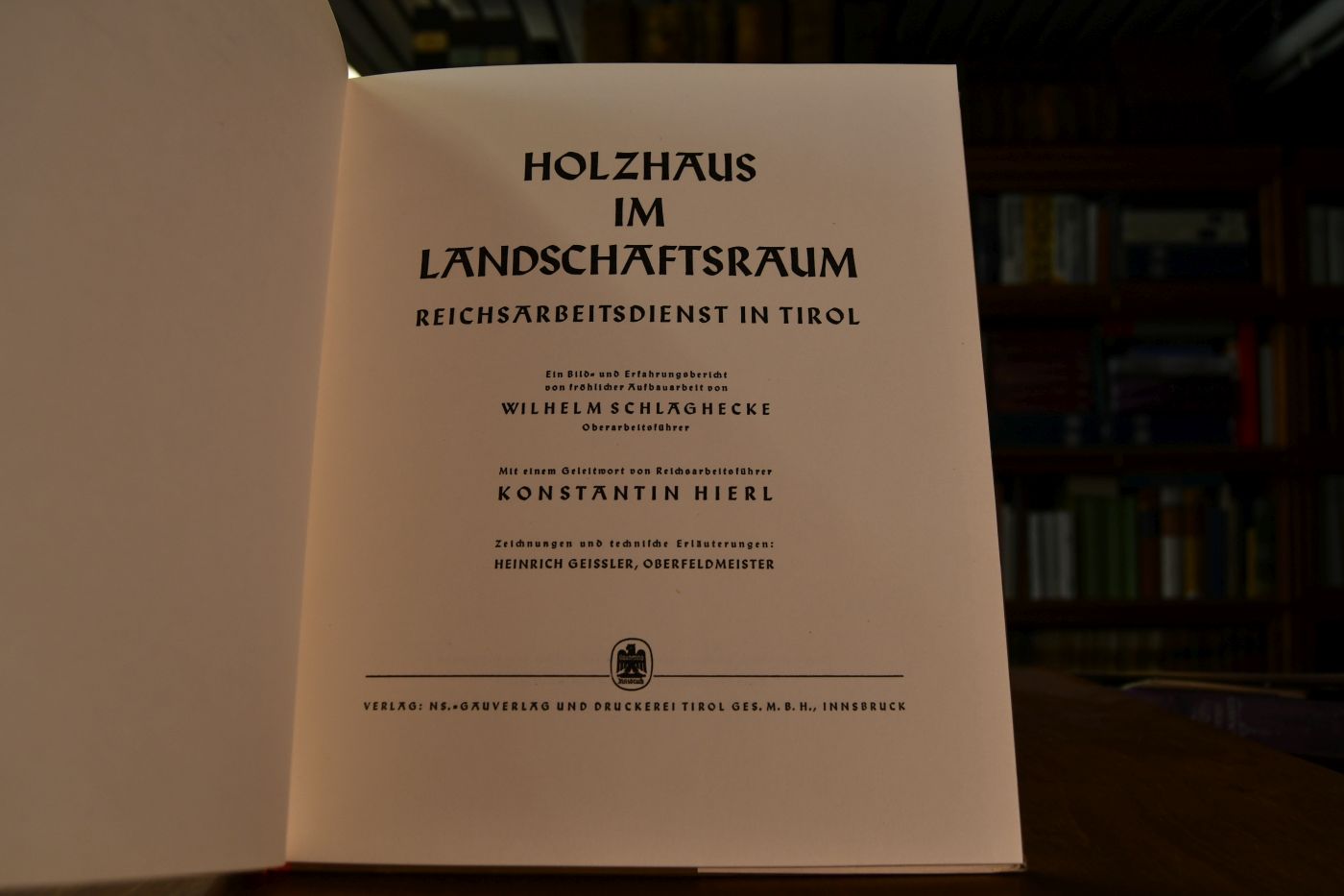 Holzhaus im Landschaftsraum. Reichsarbeitsdienst in Tirol.