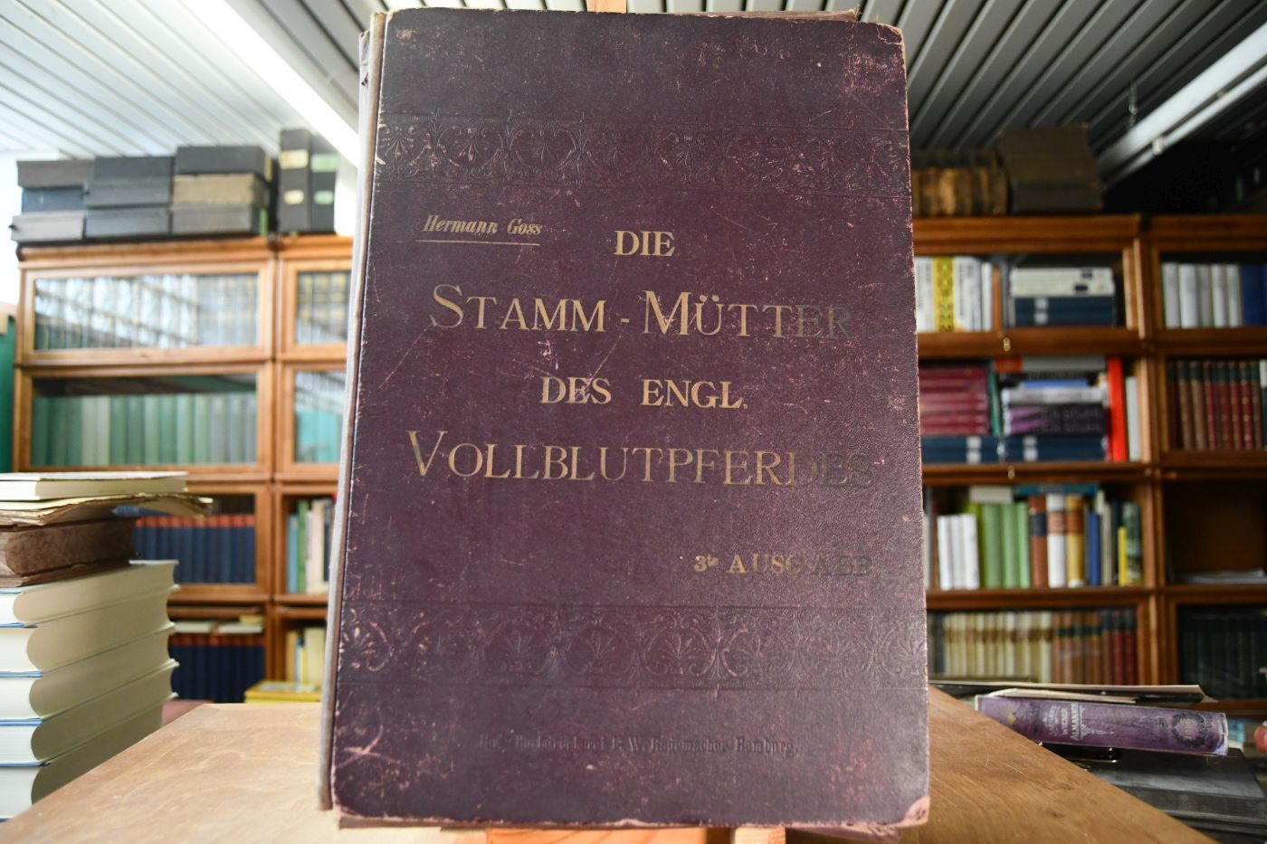Die Stamm-Mütter des englischen Vollblutpferdes. 50 Familien-Tafeln (nach Bruce-Lowe nummeriert). Darstellend die gerade weibliche Abstammung, bis auf die Urstamm-Mütter, der bedeutendsten in England, Frankreich, Deutschland, Oesterreich-Ungarn und Skandinavien gezogenen Renn- und Zuchtpferde des englischen Vollblutes nebst Vorwort, Siegerlisten und alphabetischem Verzeichnis.