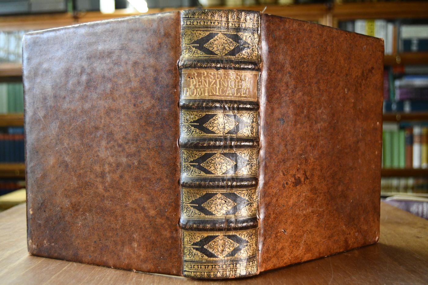Novissimum Historiae Quatuor Mundi Monarchiarum, Chaldaeorum nempe, Persarum, Graecorum & Romanorum Compendium, Gestorum videlicet omnium Imperatorum, a Nimrodo, usque ad Augustissimum, nunc Beatissimum, Josephum, Romanorum & Germanorum Monarcham, Ex quorum Actis, tamque laudabilibus Virtutibus, quam detestandis Vitiis panduntur Quinquaginta formati Discursus praedicabiles, novis & exquisitis Conceptibus, Historiis, & sanctorum Patrum Sententiis repleti, & Quinquaginta Axiomata, pro omni Mundi statu, sapientissimis antiquorum Philosophorum Dicteriis, Elegantiis item ac Historiis exornata. Compendio, quin & Discursibus & Axiomatibus Novenarius accedit Index ...