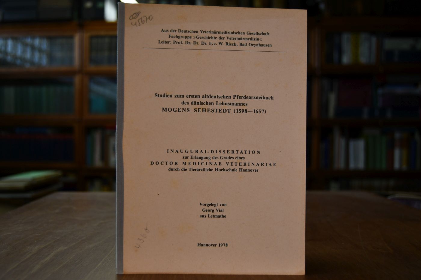 Studien zum ersten altdeutschen Pferdearzneibuch des dänischen Lehnsmannes Mogens Sehestedt (1598-1657).