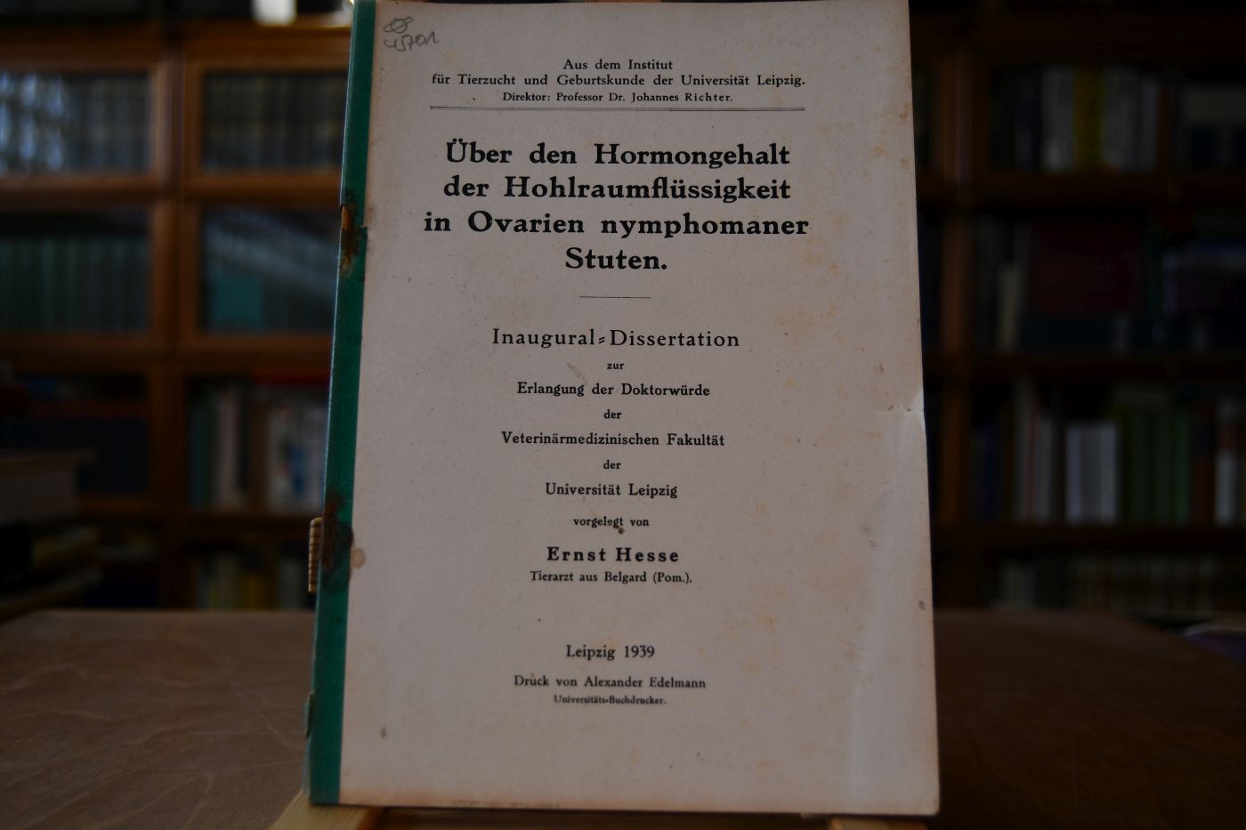 Über den Hormongehalt der Hohlraumflüssigkeit in Ovarien nymphomaner Stuten.
