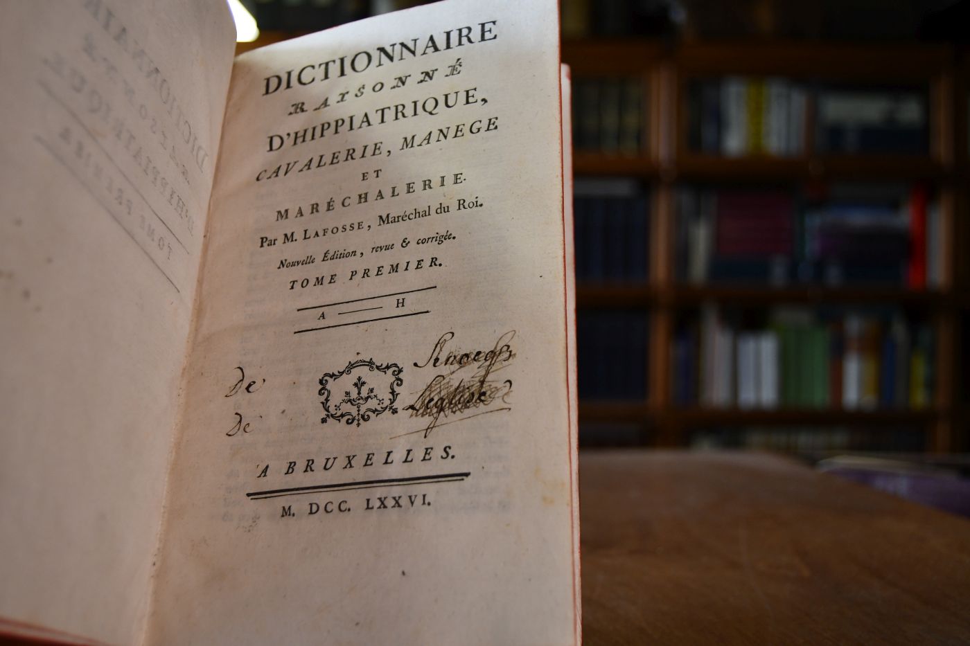 Dictionnaire raisonne d`hippiatrique, Cavalerie, Manege et Marechalerie. Tome premier A-H.