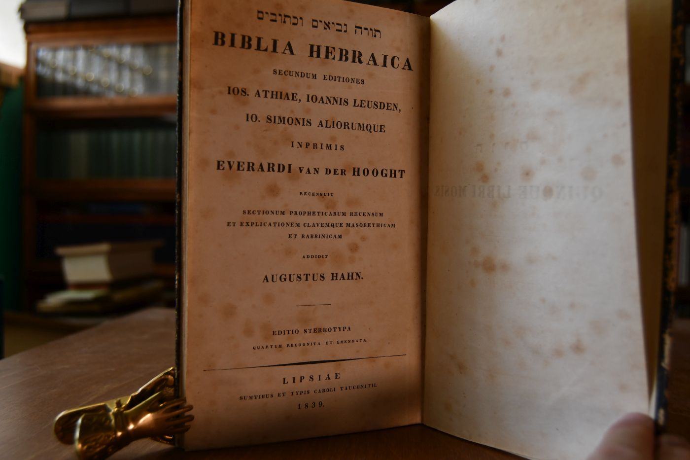 Biblia Hebraica, secundum editiones, Ios. Athiae, Ioannis Leusden, Io. Simonis Aliorumque, inprimis Everardi van der Hooght, recensuit sectionum propheticarum recensum et explicationem clavemque marorethicam et rabbinicam addidit Augustus Hahn. Quinque Libri Mosis.