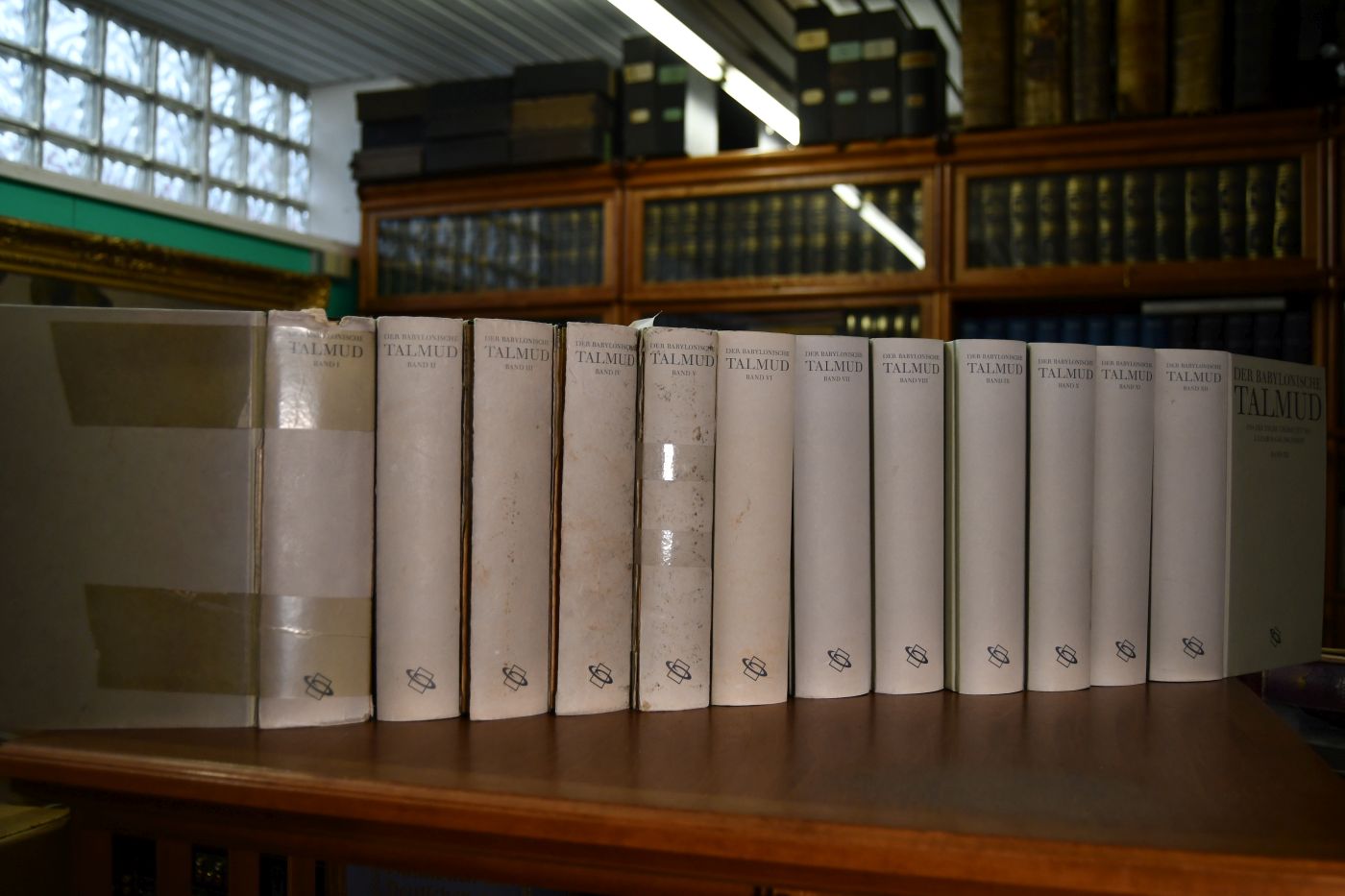 Der Babylonische Talmud. Nach der ersten zensurfreien Ausgabe unter Berücksichtigung der neueren Ausgaben und handschriftlichen Materials ins Deutsche übersetzt. Band I - XII.