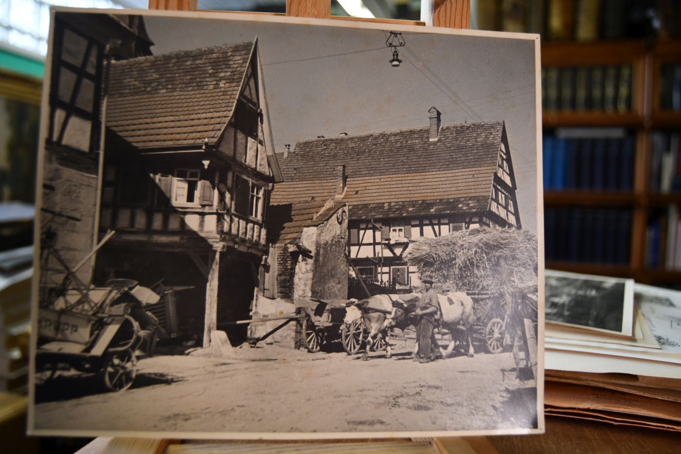 Die Hof- und Eigenmarken, Berufszeichen und Wappen im alten Kornwestheim nebst Kornwestheimer Hofgeschichten. Maschinenschriftlicher Durchschlag eines an die Stadt Kornwestheim verkauften, bisher unveröffentlichten Manuskripts mit eingeklebten Photographien. Beiliegend eine Mappe mit Briefwechsel zum Manuskript und Zeichnungen von Hausmarken, ebenso stadtgeschichtliche Zeitungsausschnitte und Wahlplakate aus der Bürgermeisterwahl 1948.