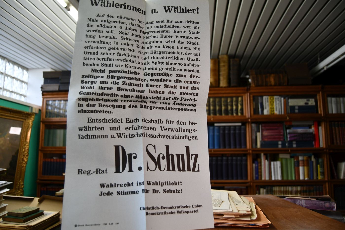Die Hof- und Eigenmarken, Berufszeichen und Wappen im alten Kornwestheim nebst Kornwestheimer Hofgeschichten. Maschinenschriftlicher Durchschlag eines an die Stadt Kornwestheim verkauften, bisher unveröffentlichten Manuskripts mit eingeklebten Photographien. Beiliegend eine Mappe mit Briefwechsel zum Manuskript und Zeichnungen von Hausmarken, ebenso stadtgeschichtliche Zeitungsausschnitte und Wahlplakate aus der Bürgermeisterwahl 1948.