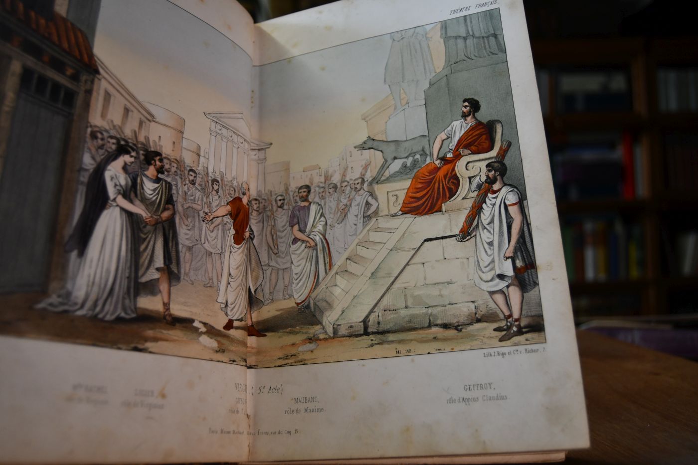 Galerie Dramatique Costumes des Theatres de Paris. Tome 2 (apart). Mit 46 (von 87) altkolorierten Lithographien.