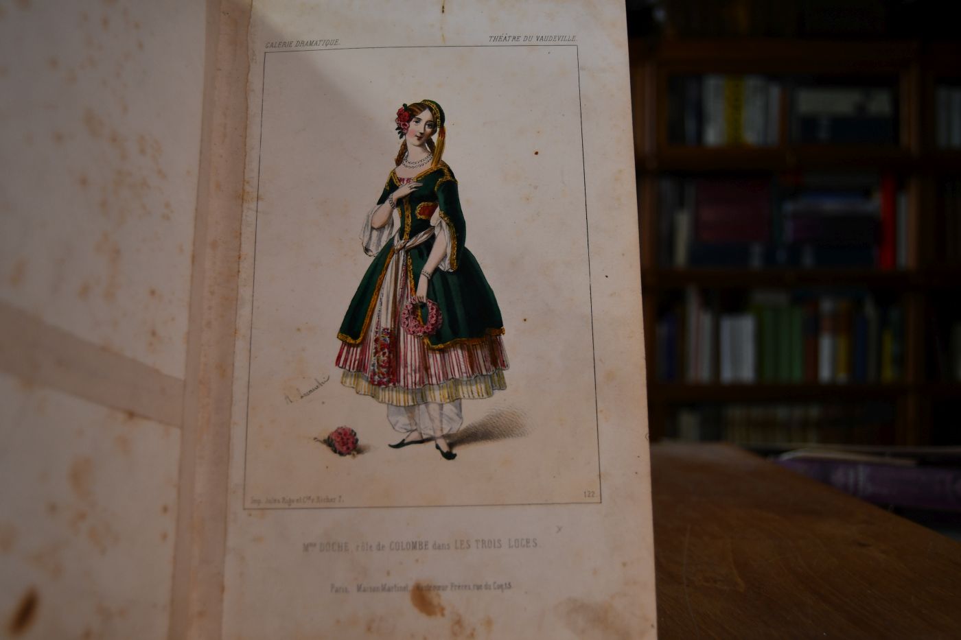 Galerie Dramatique Costumes des Theatres de Paris. Tome 2 (apart). Mit 46 (von 87) altkolorierten Lithographien.