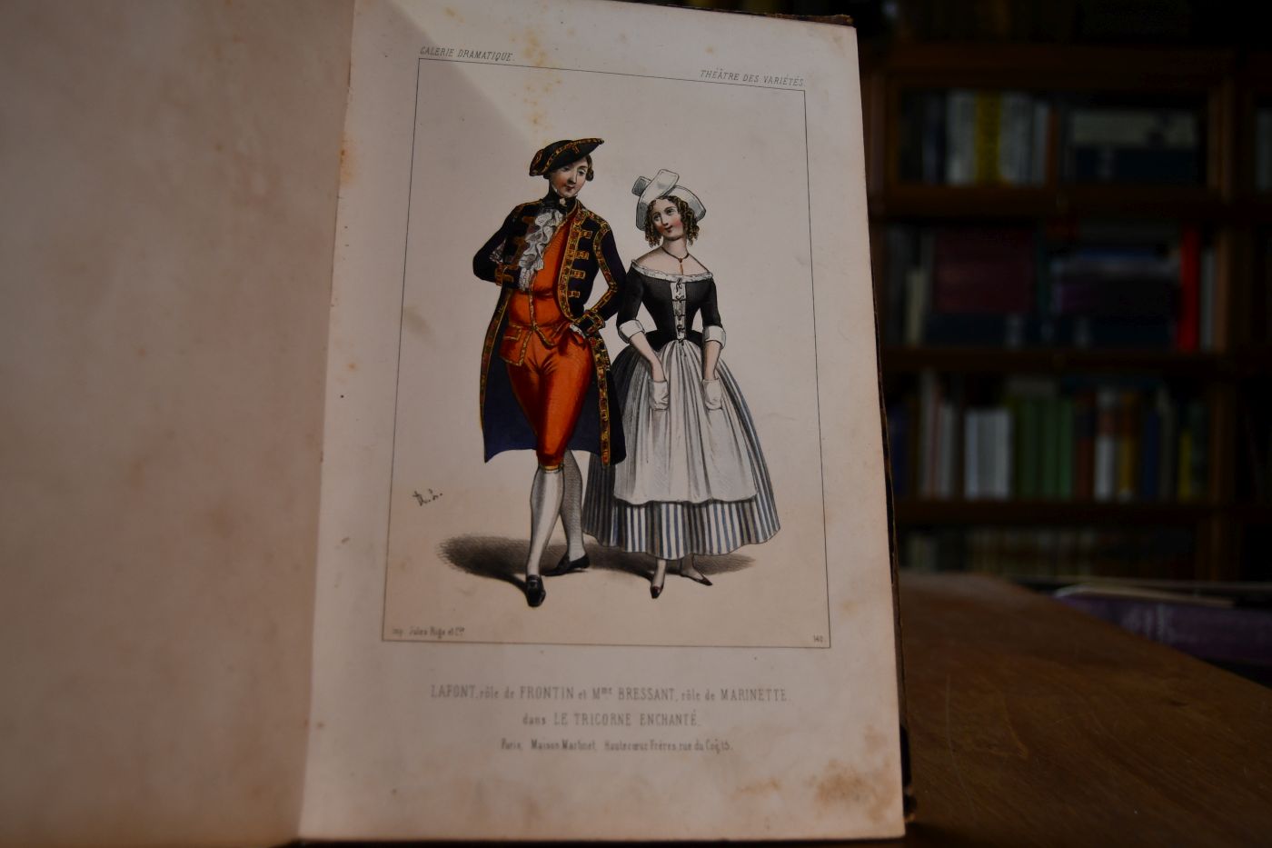Galerie Dramatique Costumes des Theatres de Paris. Tome 2 (apart). Mit 46 (von 87) altkolorierten Lithographien.