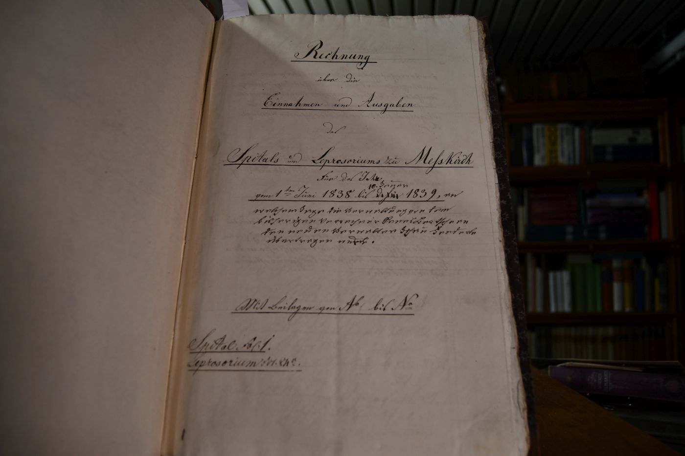 Rechnung über die Einnahmen und Ausgaben des Spitals und Leprosiorums zu Meßkirch für das Jahr vom 1. Juni 1838 bis 10. Jenner 1839, an welchem Tage die Verwaltung von dem bisherigen Verrechner an den neuen Verwalter übertragen wurde. Und ein zweiter Band, der vom 22. Januar bis zm 31. Mai 1839 reicht.