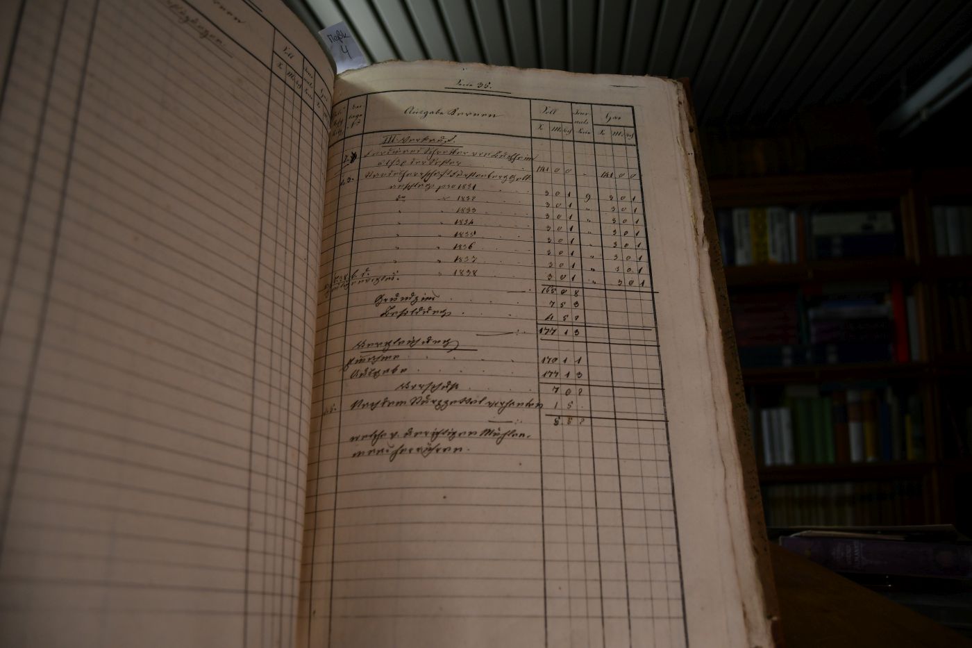 Rechnung über die Einnahmen und Ausgaben des Spitals und Leprosiorums zu Meßkirch für das Jahr vom 1. Juni 1838 bis 10. Jenner 1839, an welchem Tage die Verwaltung von dem bisherigen Verrechner an den neuen Verwalter übertragen wurde. Und ein zweiter Band, der vom 22. Januar bis zm 31. Mai 1839 reicht.