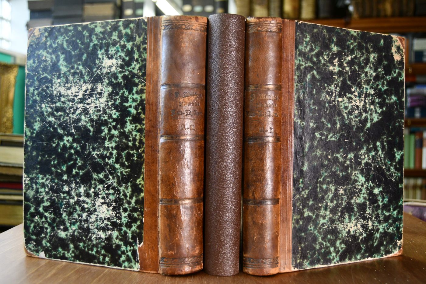 Illustriertes Bau-Lexikon. Praktisches Hülfs- und Nachschlagebuch im Gebiete des Hoch- und Flachbaues, Land- und Wasserbaues, Mühlen- und Bergbaues, der Schiffs- und Kriegsbaukunst, sowie der Mythologie, Ikonographie, Symbolik, Heraldik, Botanik und Mineralogie, soweit solche mit dem Bauwesen in Verbindung kommen. Bde. 1-3.