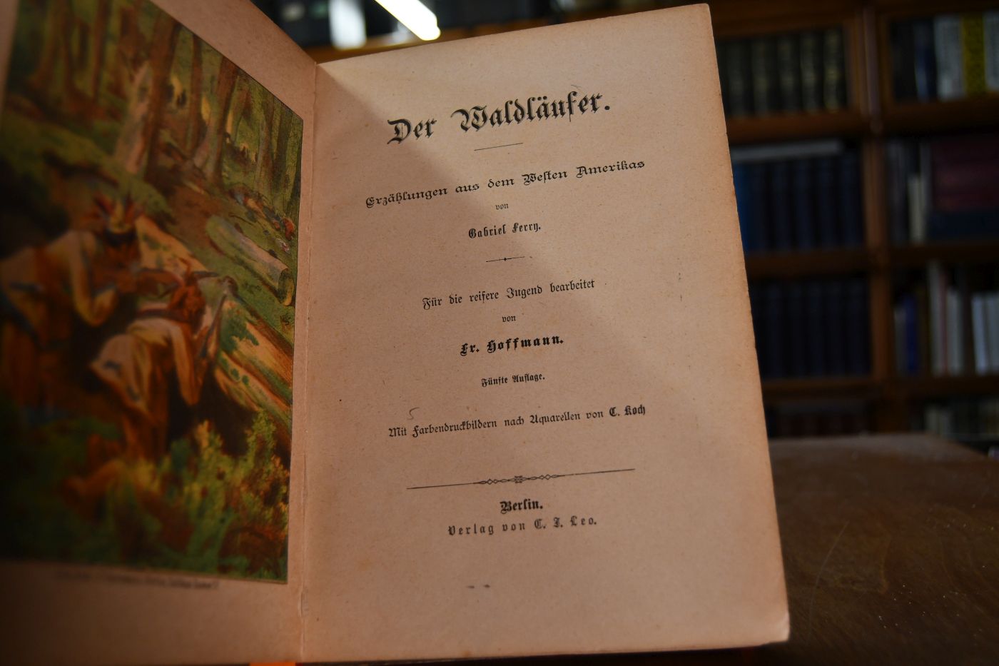 Der Waldläufer. Erzählungen aus dem Westen Amerikas. Für die reifere Jugend bearbeitet von Fr. Hoffmann. Mit Farbendruckbildern nach Aquarellen von E. Koch