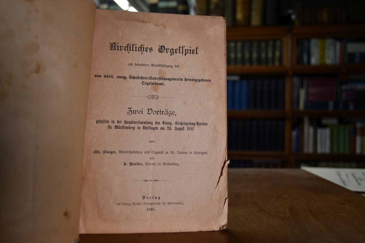 Kirchliches Orgelspiel mit besonderer Berücksichtigung des vom württ. evang. Schullehrer-Unterstützungsverein herausgegebenen Orgelalbums. Zwei Vorträge gehalten in der Hauptversammlung des Evang. Kirchengesang-Vereins für Württemberg in Nürtingen am 24. August 1897.