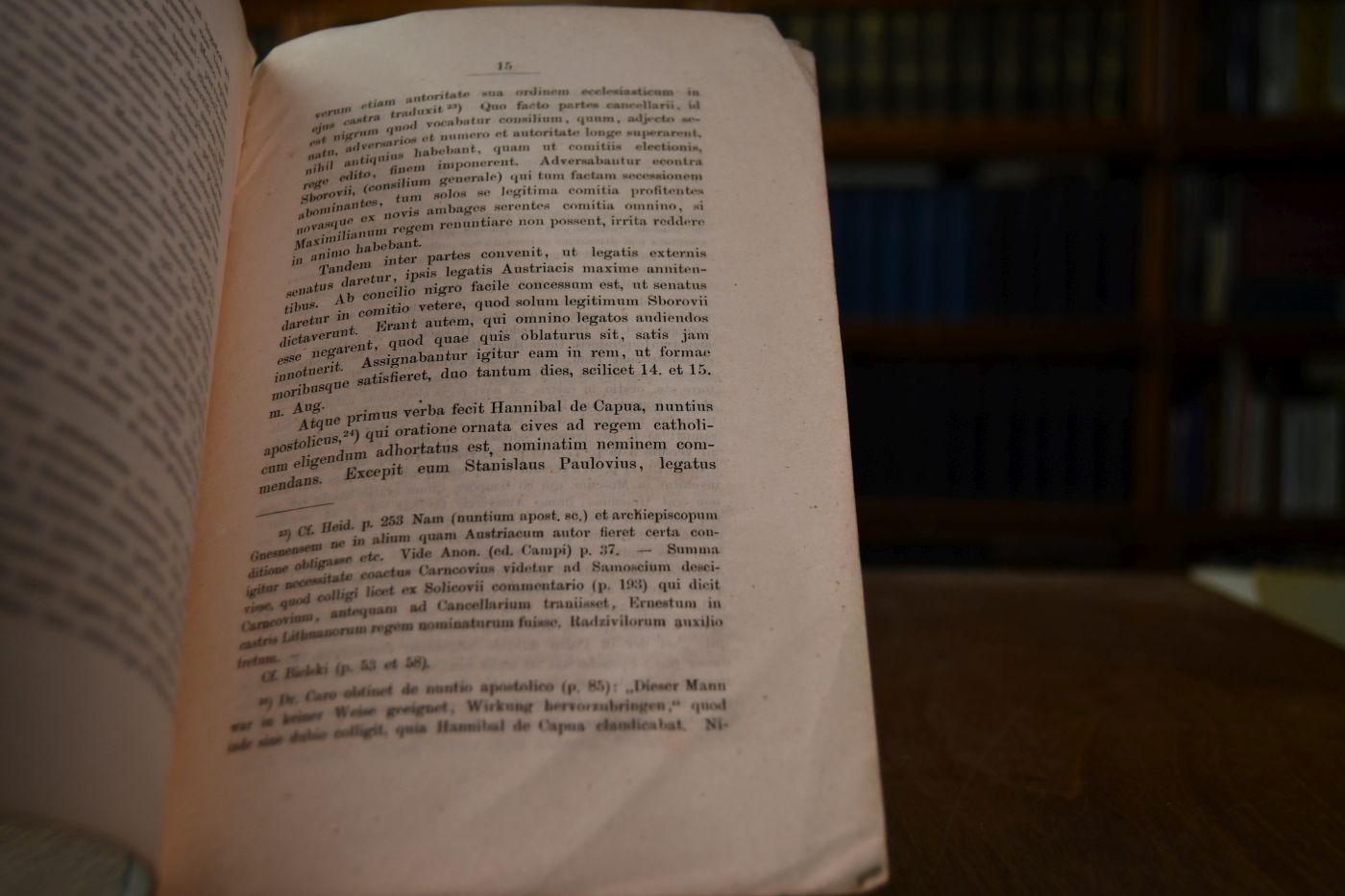 De Interregno, quod fuit in Polonia post Stephani Regis discessum. Pars altera De comitiis ad novum regem eligendum anno MDLXXXVII in Campo Volano habitis.