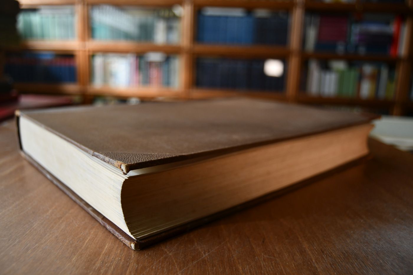 Das deutsche Reiterbuch, Pferdezucht und Pferdesport in Großdeutschland, unter der Schirmherrschaft Seiner Exzellenz Herrn Generalfeldmarschall v. Mackensen und unter Mitwirkung führender Persönlichkeiten der Reichsministerien, des Oberkommandos des Heeres, der Reichsinspektion für Reit- und Fahrausbildung, der Organisation "Dienst am Pferde" (Reichsnährstand), der Obersten Behörden, des Reichsverbandes für Zucht und Prüfung deutschen Warmbluts sowie anderer Verbände und amtlicher Stellen.