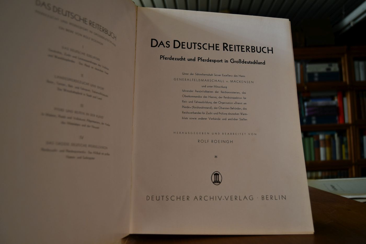 Das deutsche Reiterbuch, Pferdezucht und Pferdesport in Großdeutschland, unter der Schirmherrschaft Seiner Exzellenz Herrn Generalfeldmarschall v. Mackensen und unter Mitwirkung führender Persönlichkeiten der Reichsministerien, des Oberkommandos des Heeres, der Reichsinspektion für Reit- und Fahrausbildung, der Organisation "Dienst am Pferde" (Reichsnährstand), der Obersten Behörden, des Reichsverbandes für Zucht und Prüfung deutschen Warmbluts sowie anderer Verbände und amtlicher Stellen.