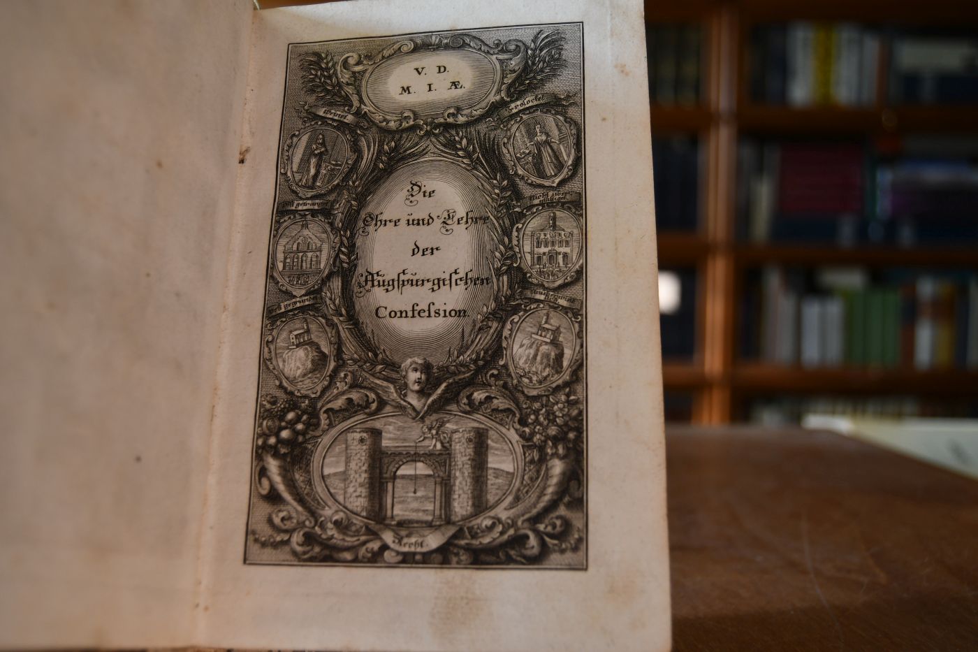 Die Ehre und Lehre Der Augspurgischen Confession Zum Behuf und Nutzen Der Evangelischen Schul=Jugend Summarischer Weise erläutert und bewähret/ Auch Mit Historischen aus der Heil. Schrifft genommenen Sinnbildern vorgestellet Von Johannes Weidner [...] Ausgegeben und verlegt Durch Johann Andreas Pfeffel.