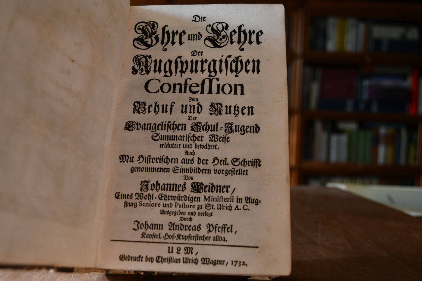 Die Ehre und Lehre Der Augspurgischen Confession Zum Behuf und Nutzen Der Evangelischen Schul=Jugend Summarischer Weise erläutert und bewähret/ Auch Mit Historischen aus der Heil. Schrifft genommenen Sinnbildern vorgestellet Von Johannes Weidner [...] Ausgegeben und verlegt Durch Johann Andreas Pfeffel.