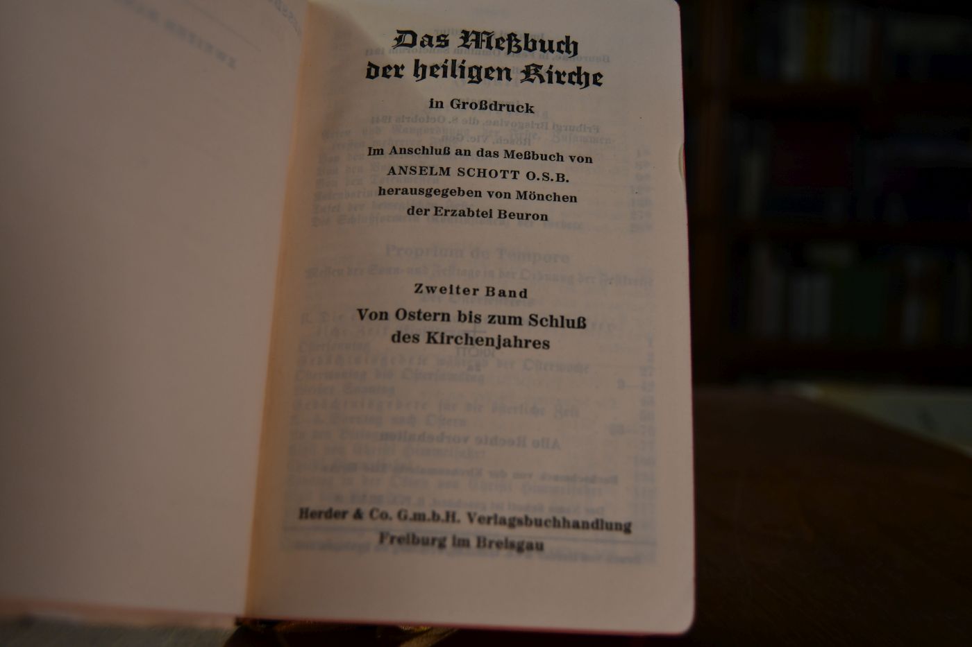Das Meßbuch der heiligen Kirche in Großdruck im ANschluß an das Meßbuch von Anselm Schott herausgegeben von Mönchen der Erzabtei Beuron. 2. Band von Ostern bis zum Schluß des Kirchenjahres.