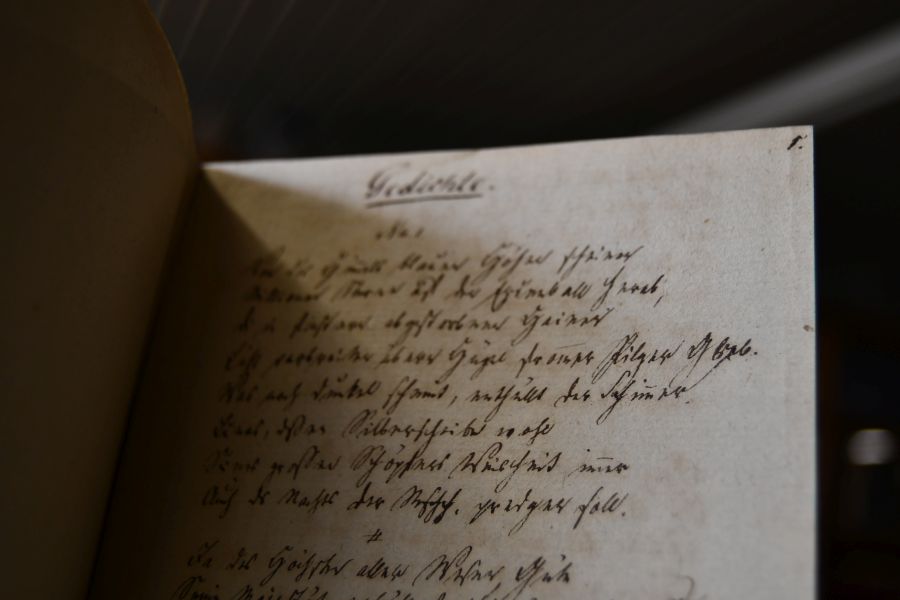 Verschiedene alte Handschriften in einem Band gesammelt.